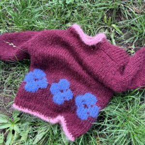 Kinderpullover LINA mit blauem Blümchenmuster und rosa Abschlüssen